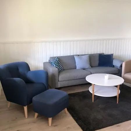 Koselig Nyoppusset 3 Roms Med Egen Parkeringsplass I Rolige Omgivelse Naer Sjoen, 2 Mil Nord For Sentrum.