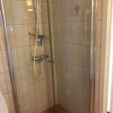 Koselig Nyoppusset 3 Roms Med Egen Parkeringsplass I Rolige Omgivelse Naer Sjoen, 2 Mil Nord For Sentrum. * 卑爾根