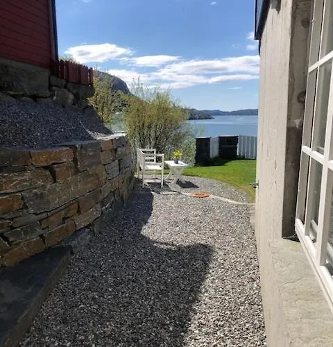 Koselig Nyoppusset 3 Roms Med Egen Parkeringsplass I Rolige Omgivelse Naer Sjoen, 2 Mil Nord For Sentrum. Bergen