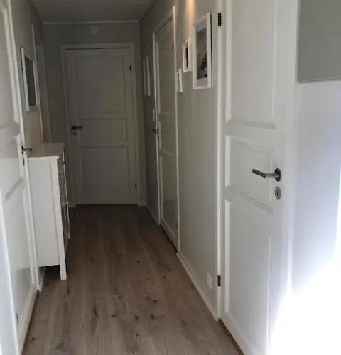 Koselig Nyoppusset 3 Roms Med Egen Parkeringsplass I Rolige Omgivelse Naer Sjoen, 2 Mil Nord For Sentrum.