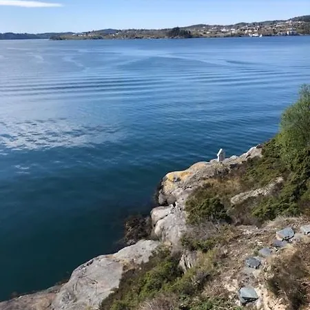 Koselig Nyoppusset 3 Roms Med Egen Parkeringsplass I Rolige Omgivelse Naer Sjoen, 2 Mil Nord For Sentrum.