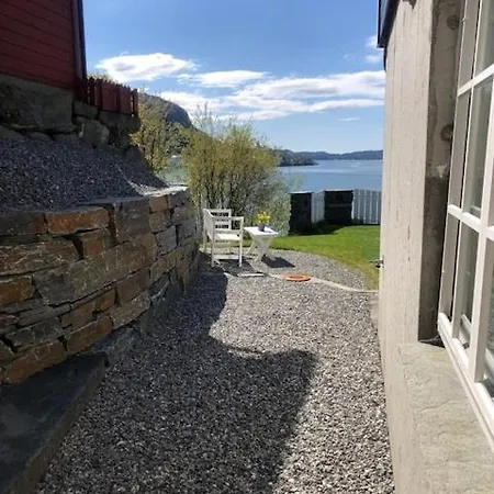 Koselig Nyoppusset 3 Roms Med Egen Parkeringsplass I Rolige Omgivelse Naer Sjoen, 2 Mil Nord For Sentrum. ベルゲン