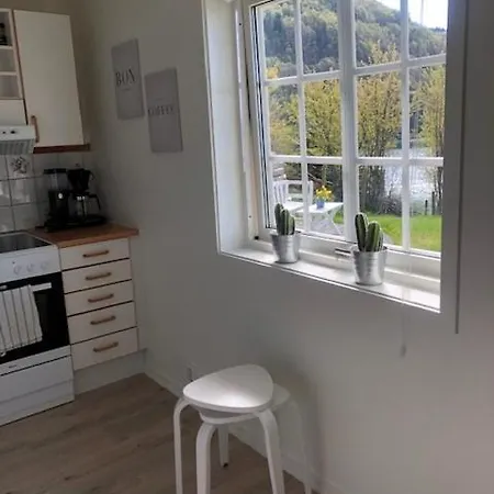 Koselig Nyoppusset 3 Roms Med Egen Parkeringsplass I Rolige Omgivelse Naer Sjoen, 2 Mil Nord For Sentrum.