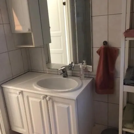 Koselig Nyoppusset 3 Roms Med Egen Parkeringsplass I Rolige Omgivelse Naer Sjoen, 2 Mil Nord For Sentrum. アパート *