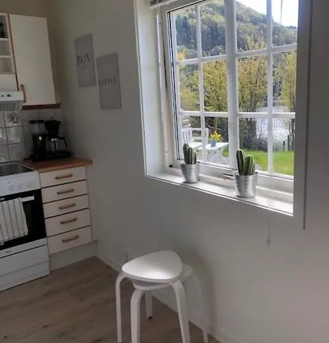 Koselig Nyoppusset 3 Roms Med Egen Parkeringsplass I Rolige Omgivelse Naer Sjoen, 2 Mil Nord For Sentrum.