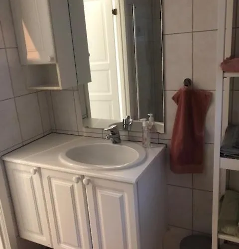 Koselig Nyoppusset 3 Roms Med Egen Parkeringsplass I Rolige Omgivelse Naer Sjoen, 2 Mil Nord For Sentrum. Διαμέρισμα *