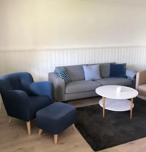 Koselig Nyoppusset 3 Roms Med Egen Parkeringsplass I Rolige Omgivelse Naer Sjoen, 2 Mil Nord For Sentrum.