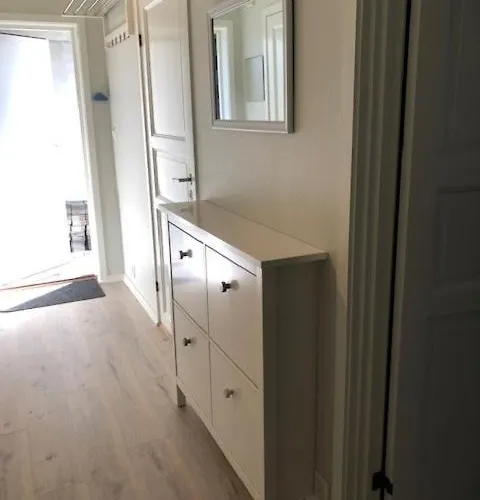 Koselig Nyoppusset 3 Roms Med Egen Parkeringsplass I Rolige Omgivelse Naer Sjoen, 2 Mil Nord For Sentrum. *